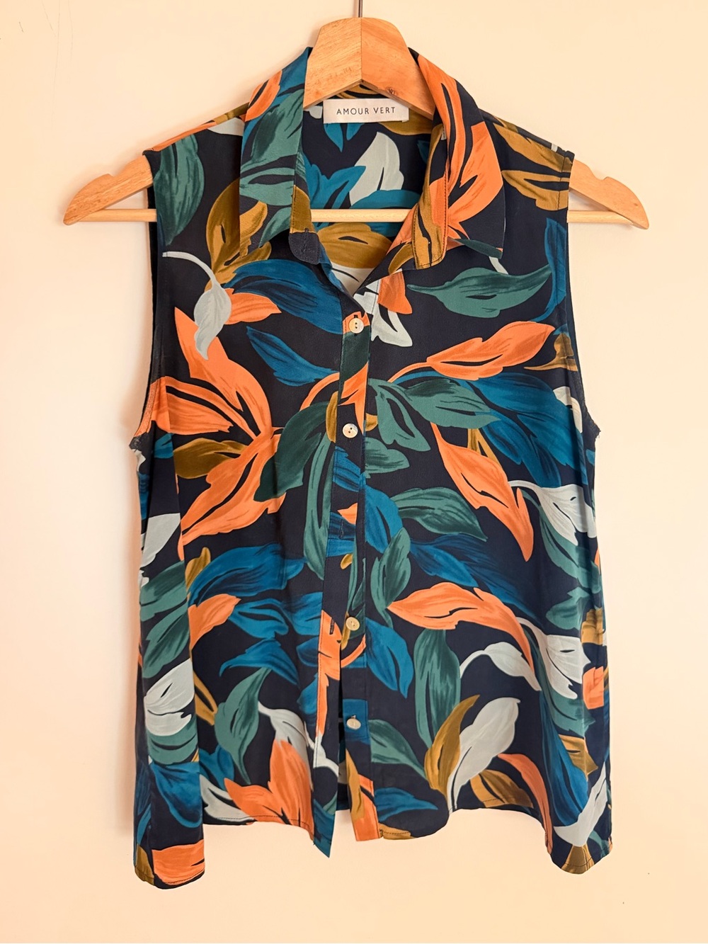 Amour Vert Sleeveless Button-up Leaf Print Top